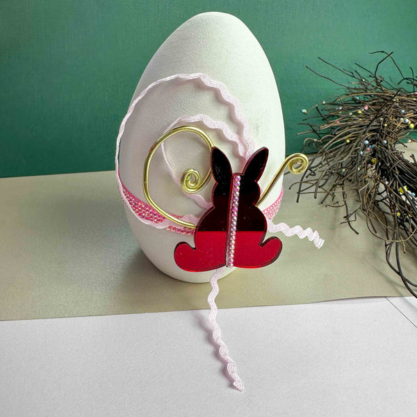 Χειροποίητο Κεραμικό Πασχαλινό Αυγό με Κόκκινο Λαγουδάκι, Ροζ Κορδέλες & Χρυσή Σπείρα