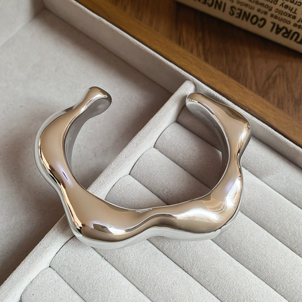 Ασημί Βραχιόλι Χειροπέδα από Ρητίνη με Γλυπτό Design & Γυαλιστερό Φινίρισμα