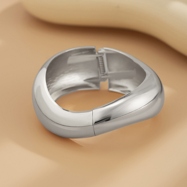 Βραχιόλι Χειροπέδα από Επαργυρωμένο Ορείχαλκο με Οργανική Υφή