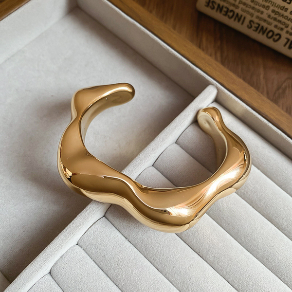 Χρυσό Βραχιόλι από Ρητίνη με Γλυπτό Design & Γυαλιστερό Φινίρισμα