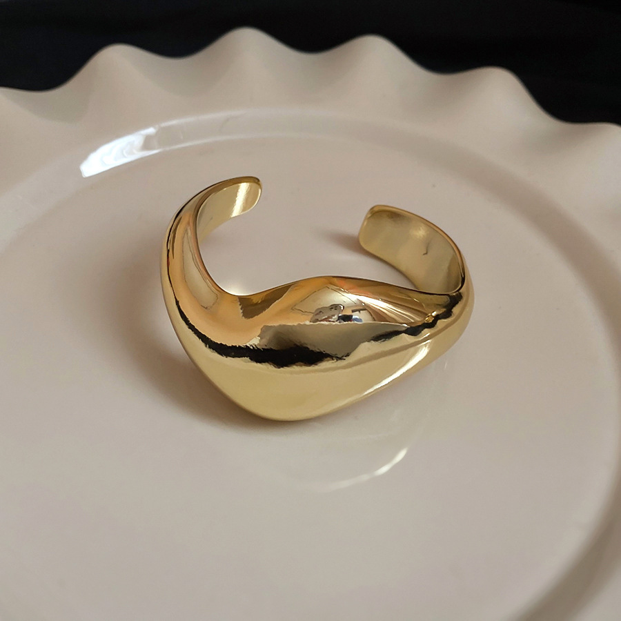 Χρυσό Βραχιόλι από Ρητίνη – Γλυπτή Οργανική Φόρμα