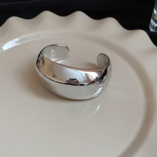 Βραχιόλι χειροπέδα με Λεία Ασημί Υφή – Minimal Σχέδιο