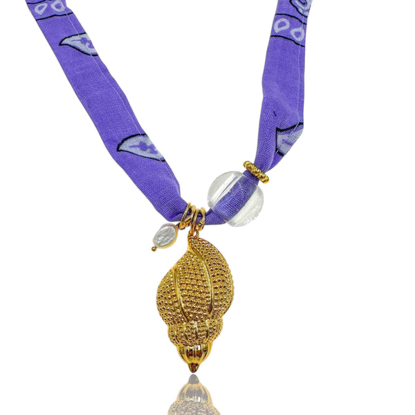 Κολιέ Μπαντάνα Μωβ με Χρυσό Κρεμαστό Κοχύλι & Γυάλινες Λεπτομέρειες