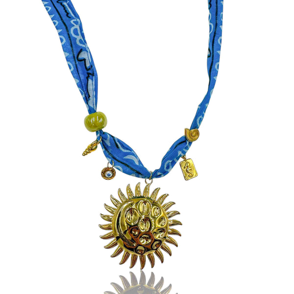 Κολιέ Μπαντάνα Μπλε με Χρυσό Ήλιο & Μικρά Charms