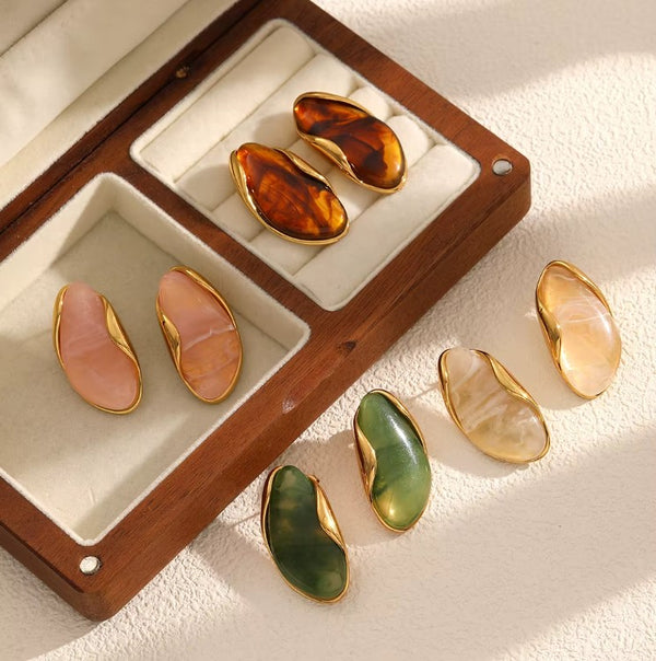 Σκουλαρίκια με Ανάγλυφο Σχήμα & Χρυσή Λεπτομέρεια