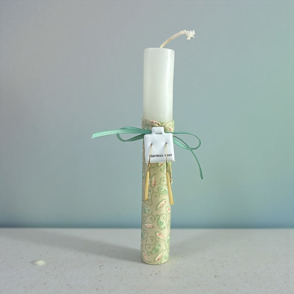 Λαμπάδα Πάσχα με Μακριά Χρυσά Σκουλαρίκια – Λευκή Λαμπάδα με Πράσινο Ύφασμα & Φιόγκο