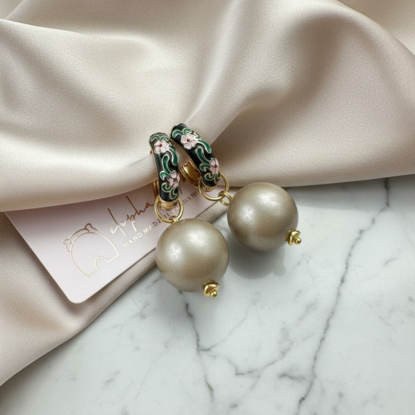 Elephantina.gr cloisonné hoop earrings with black floral design and pearl beads. Elegant, statement jewelry.