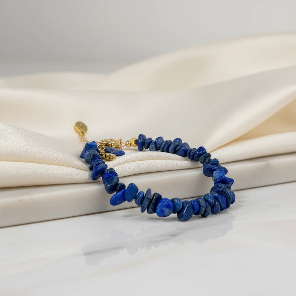elephantina.gr bracelet with blue lapis lazuli chips and gold hematite accents, featuring a delicate charm.