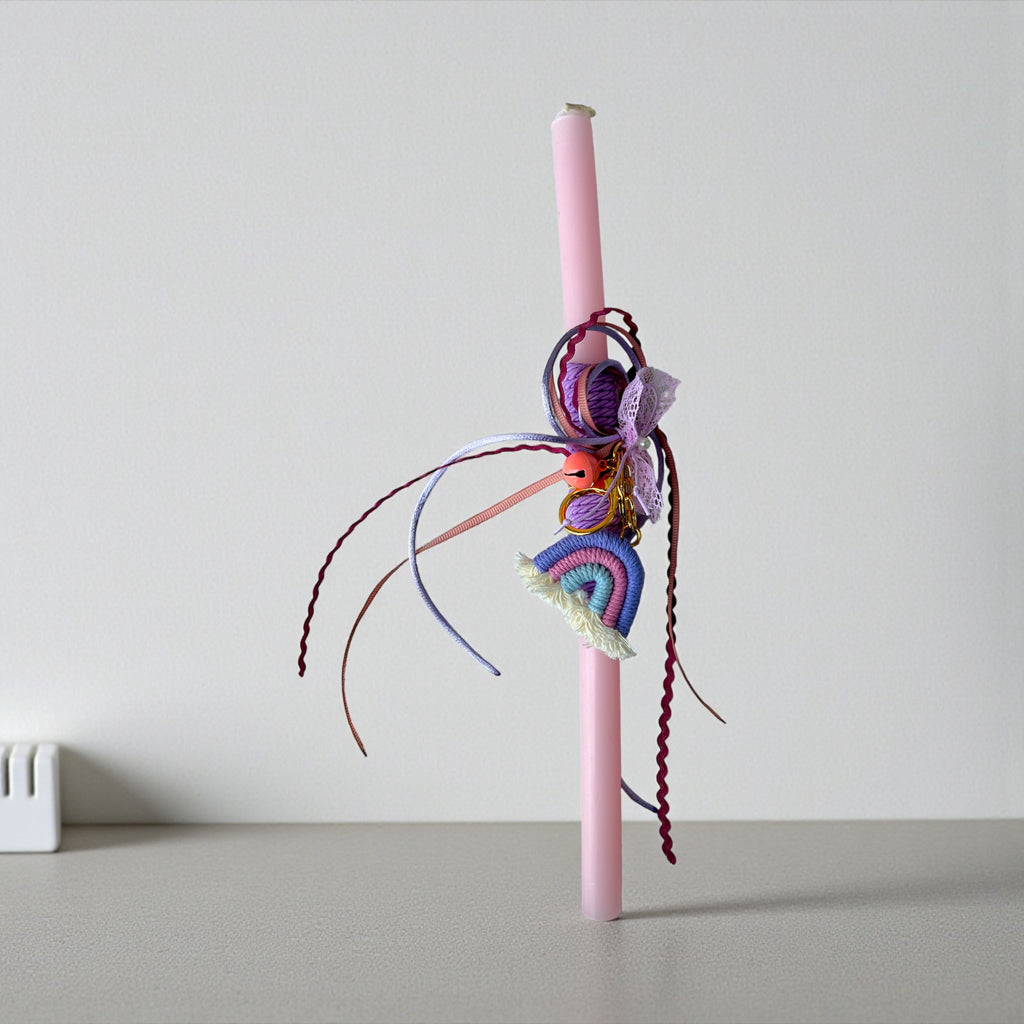 Πασχαλινή Λαμπάδα με Μωβ Κερί & Μπρελόκ Μακραμέ Ουράνιο Τόξο