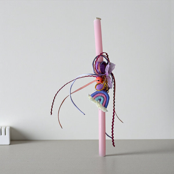 Πασχαλινή Λαμπάδα με Μωβ Κερί & Μπρελόκ Μακραμέ Ουράνιο Τόξο