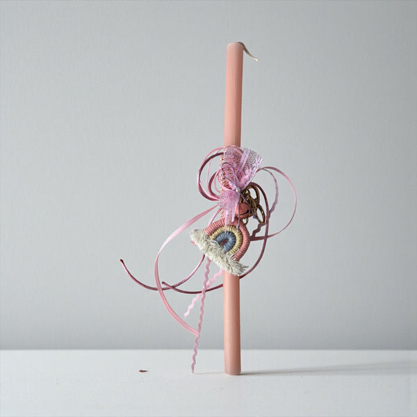 Πασχαλινή Λαμπάδα με Ροζ Κερί & Μπρελόκ Μακραμέ Ουράνιο Τόξο