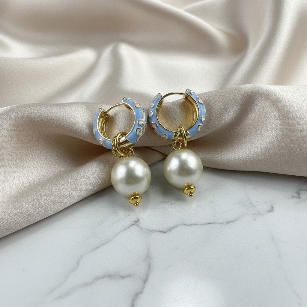 Elephantina.gr baby blue cloisonné κρίκοι με λουλουδάτο σχέδιο και μεγάλες περλέ χάντρες. 4 εκ.
