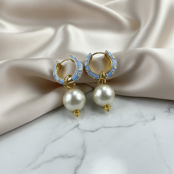 Elephantina.gr baby blue cloisonné κρίκοι με λουλουδάτο σχέδιο και μεγάλες περλέ χάντρες. 4 εκ.
