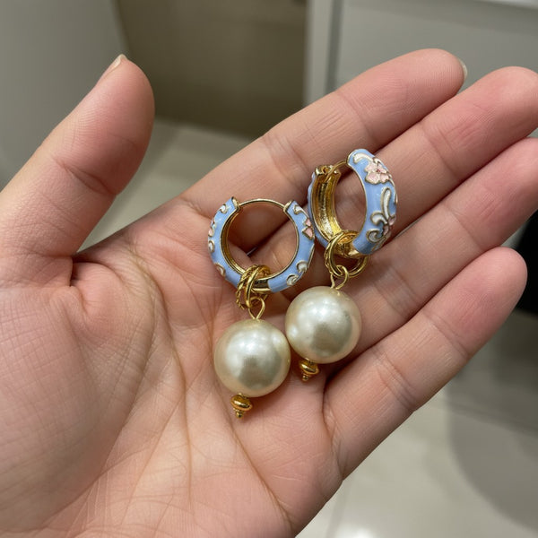 Elephantina.gr baby blue cloisonné κρίκοι με λουλουδάτο σχέδιο και μεγάλες περλέ χάντρες. 4 εκ.