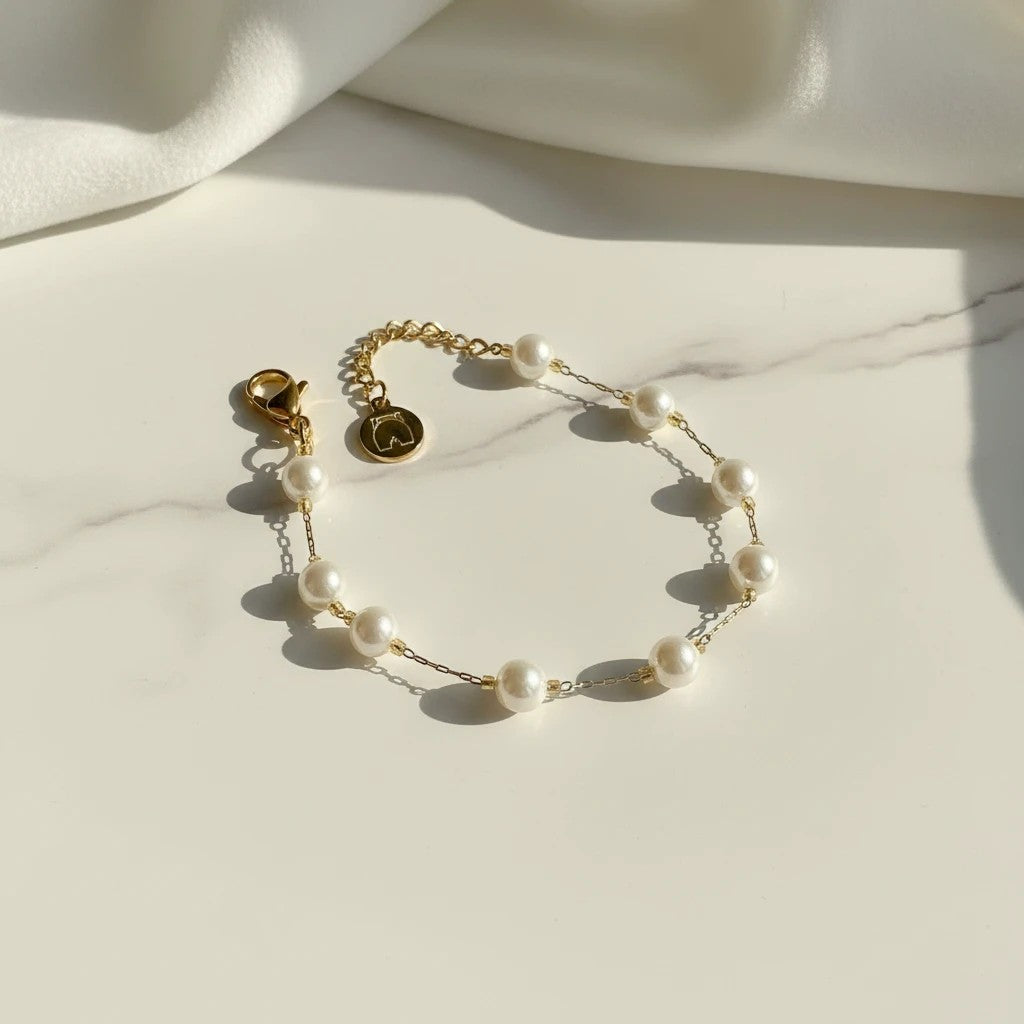 elephantina.gr bracelet with white pearls and gold-tone chain, 16cm + 5cm extension. Elegant and timeless.