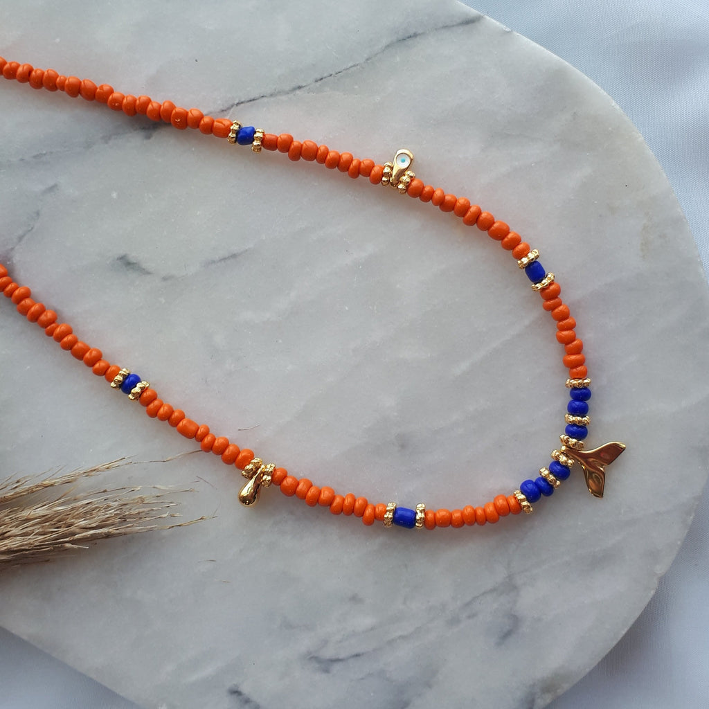 Κολιέ με χρωματιστές πέτρες σε πορτοκαλί-μπλε και στοιχείο γοργονάκι