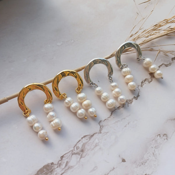 Σκουλαρίκια καρφωτά με κρεμαστά λευκά μαργαριτάρια. Γυναικεία σκουλαρίκια καρφωτά.