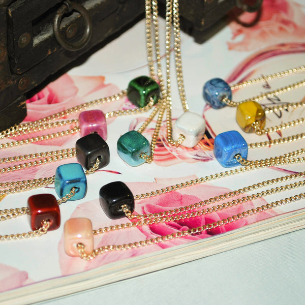 Κολιέ αλυσίδα με χρωματιστή τετράγωνη πέτρα