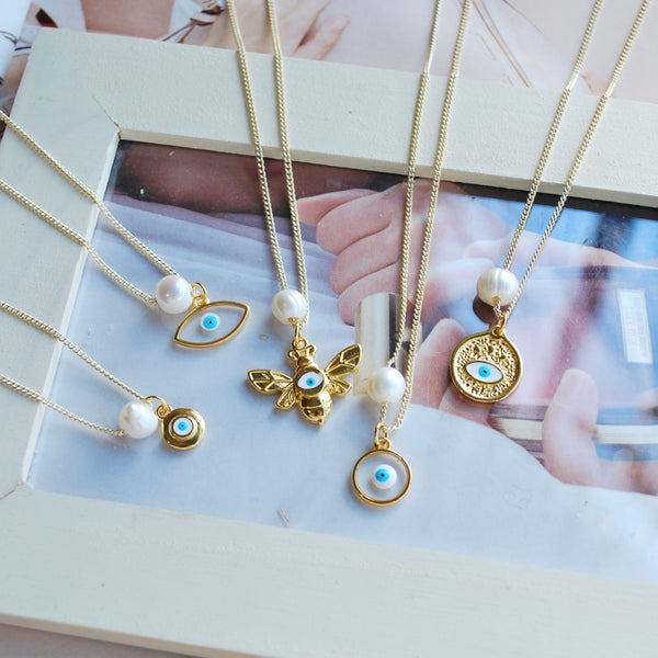 Κολιέ με μαργαριτάρι περαστό και στοιχείο μάτι