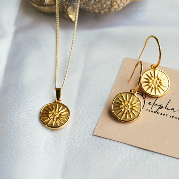 Κολιέ με Φλουρί Νόμισμα και την Απεικόνιση τον Ήλιο της Βεργίνας