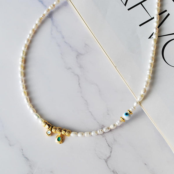 Κολιέ με λευκά μαργαριταράκια και επίχρυσα στοιχεία με σμάλτο