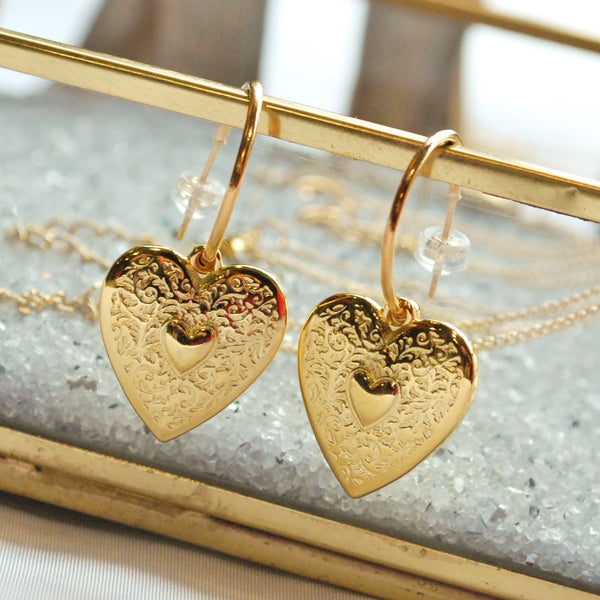 Σκουλαρίκια κρίκοι καρδιές με σχέδιο