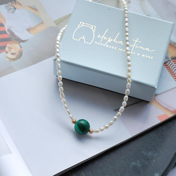 Κολιέ με μαργαριτάρια καλλιέργειας και πράσινη πέτρα μαλαχίτη