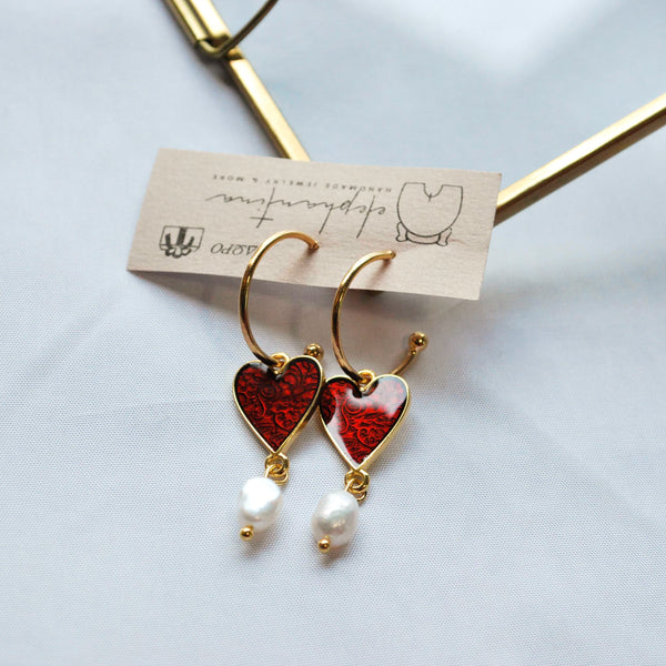 Σκουλαρίκια καρδούλες με σμάλτο και πέρλες
