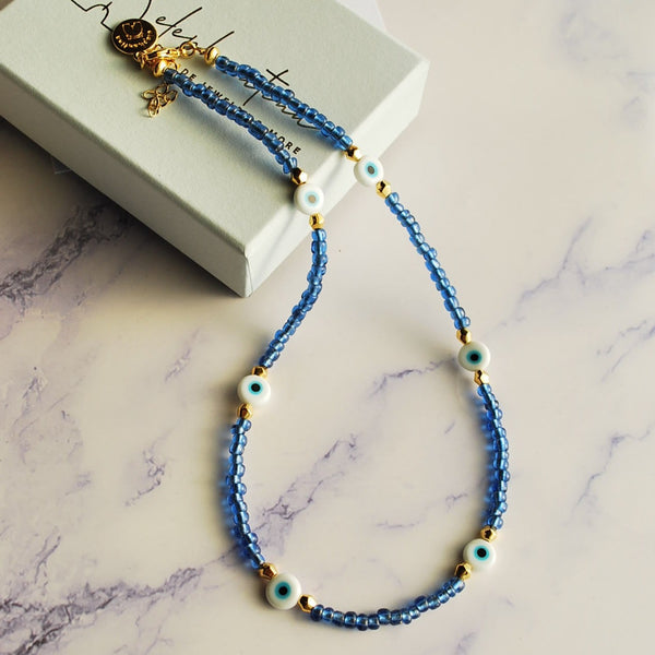 Κολιέ με γαλάζιες πέτρες και λευκά ματάκια