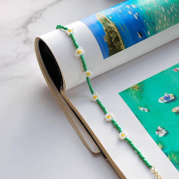 Βραχιόλι ποδιού με πράσινες χάντρες και λευκά λουλούδια