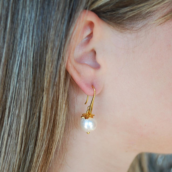 Σκουλαρίκια κρεμαστά επίχρυσα με μαργαριτάρι