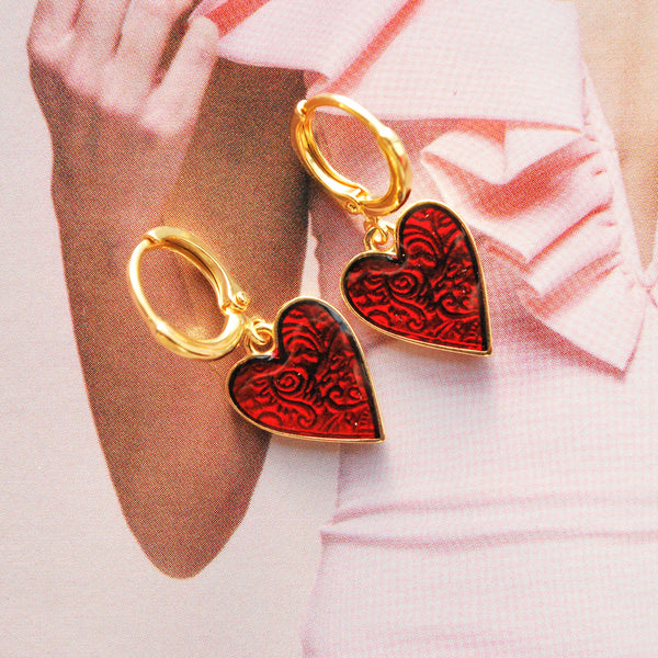 Σκουλαρίκια καρδιές με κόκκινο σμάλτο