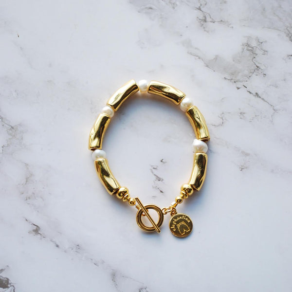 Βραχιόλι με μαργαριτάρια καλλιέργειας και επίχρυσες σφυρήλατες λεπτομέρειες 24Κ