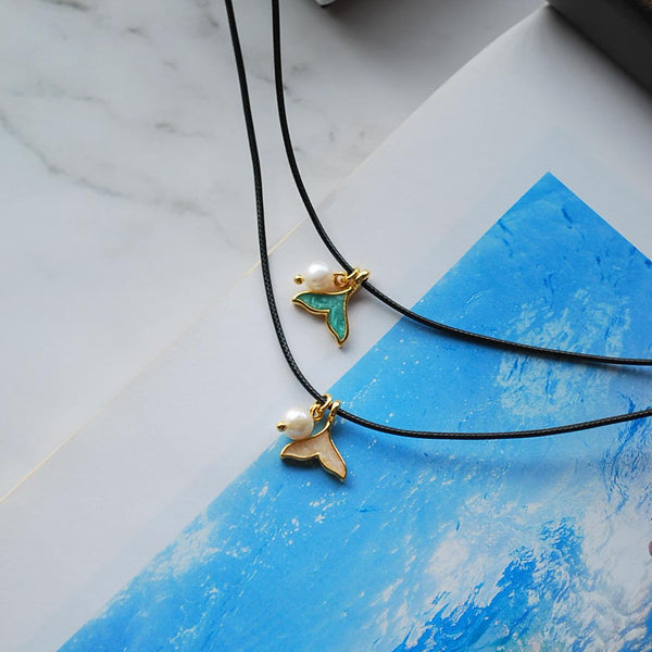 Κολιέ δερμάτινο με μαύρο κορδόνι και ουρίτσα γοργόνας με σμάλτο