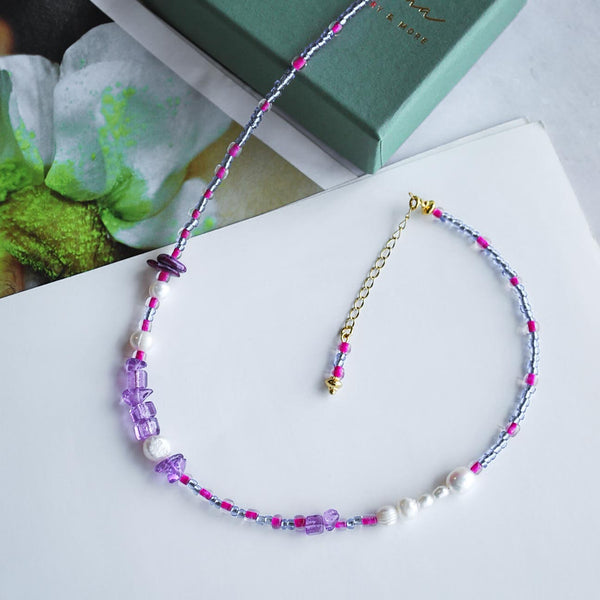 Κολιέ με μωβ-ροζ χάντρες και μαργαριτάρια γλυκού νερού