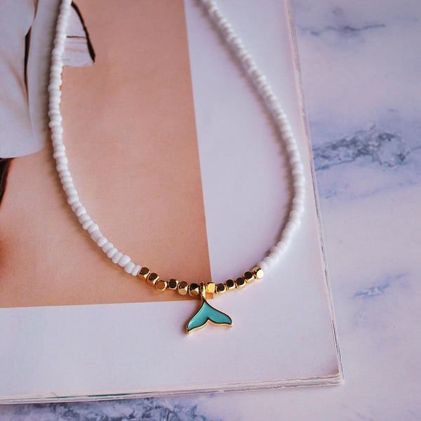 Κολιέ με λευκές χάντρες και ουρίτσα γοργόνας με τυρκουάζ σμάλτο