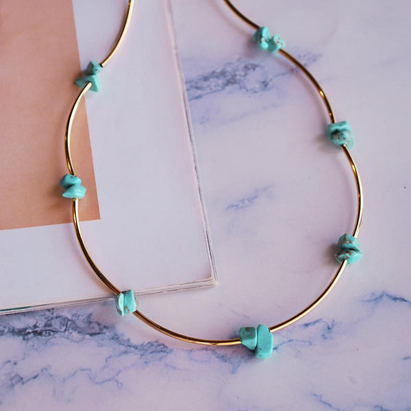 Κολιέ με Τύρκουαζ ημιπολύτιμες πέτρες και επίχρυσες λεπτομέρειες 24Κ