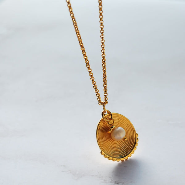 Κολιέ κρεμαστό με Κοχύλι και λευκό μαργαριτάρι καλλιέργειας