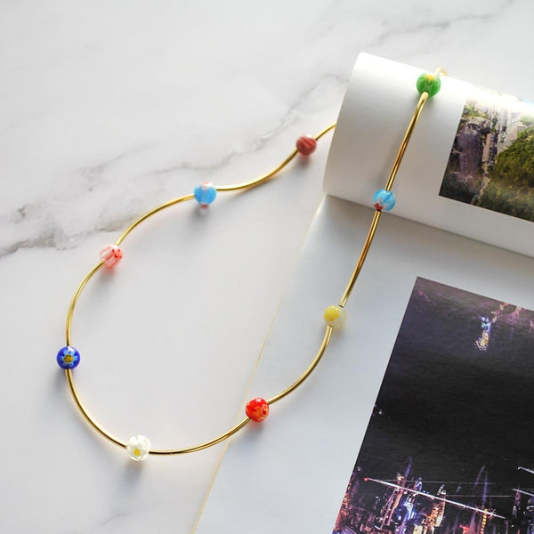 Κολιέ με χρωματιστές πέτρες και επίχρυσες λεπτομέρειες 24Κ