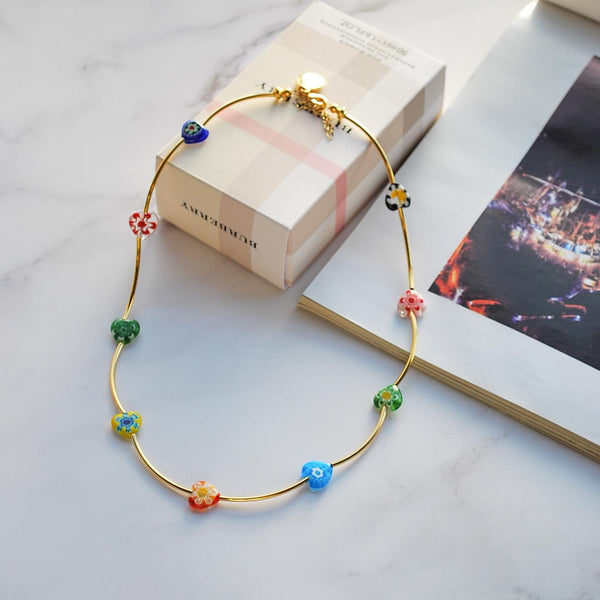 Κολιέ με χρωματιστές πέτρες καρδιές και επίχρυσες λεπτομέρειες 24Κ