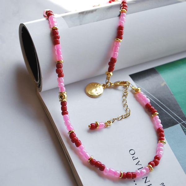 Κολιέ με χαντρες σε ροζ και κόκκινη απόχρωση