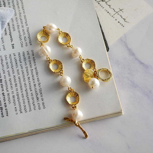 Βραχιόλι με μαργαριτάρια και επίχρυσα στοιχεία με κούμπωμα ασφαλείας