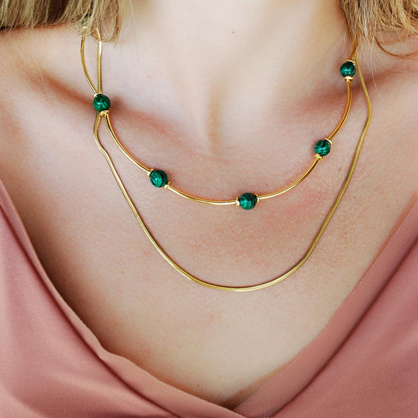 Κολιέ με πράσινες πέτρες και επίχρυσες λεπτομέρειες 24Κ