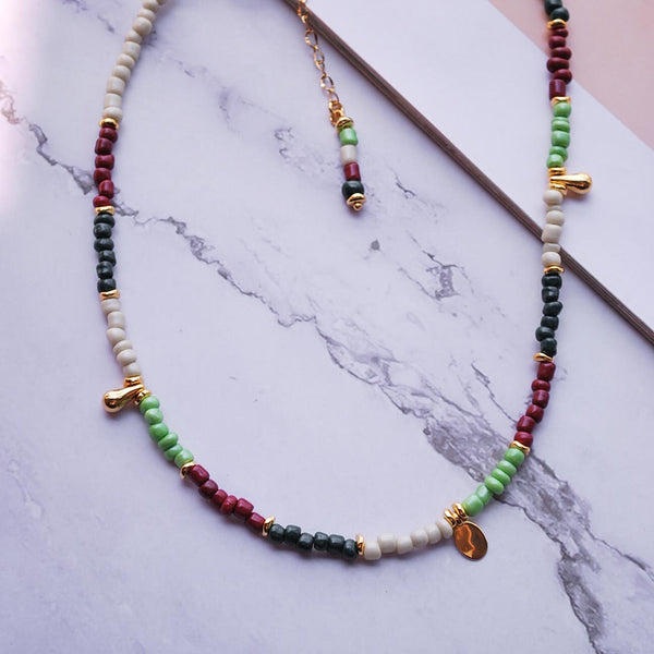 Κολιέ με mix χάντρες και επίχρυσα στοιχεία