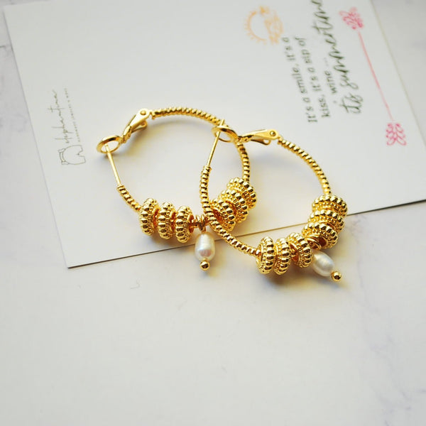 Σκουλαρίκια κρίκοι με επίχρυσα στοιχεία και λευκό μαργαριτάρι