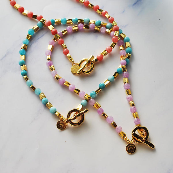 Κολιέ με χρωματιστές ημιπολύτιμες πέτρες και επίχρυσες λεπτομέρειες