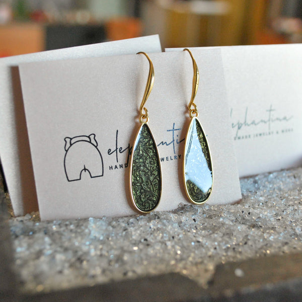 Σκουλαρίκια κρεμαστά σταγόνες με σμάλτο χρυσό-λαδί