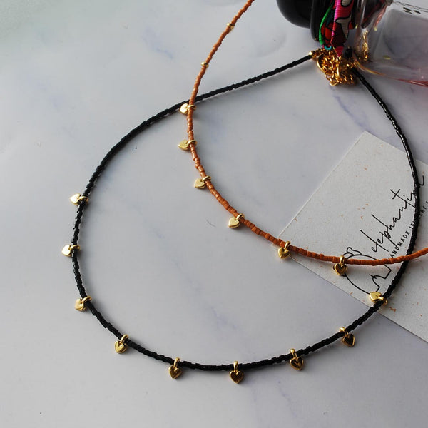 Κολιέ με επίχρυσες καρδιές και χάντρες