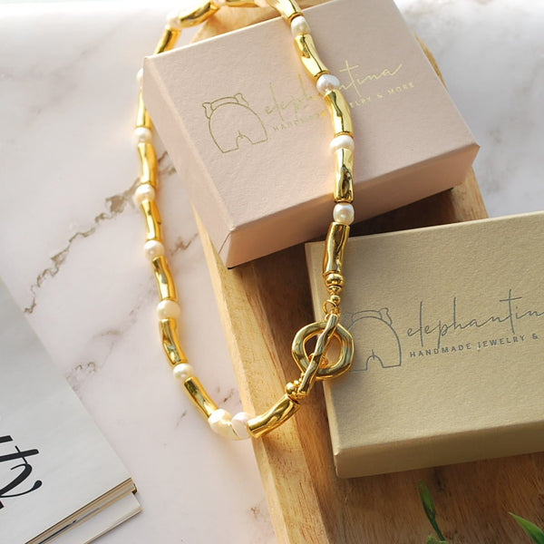 Κολιέ με μαργαριτάρια καλλιέργειας και επίχρυσες σφυρήλατες λεπτομέρειες 24Κ