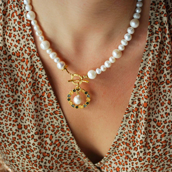 Κολιέ με μαργαριτάρια mix και στοιχείο σμάλτου